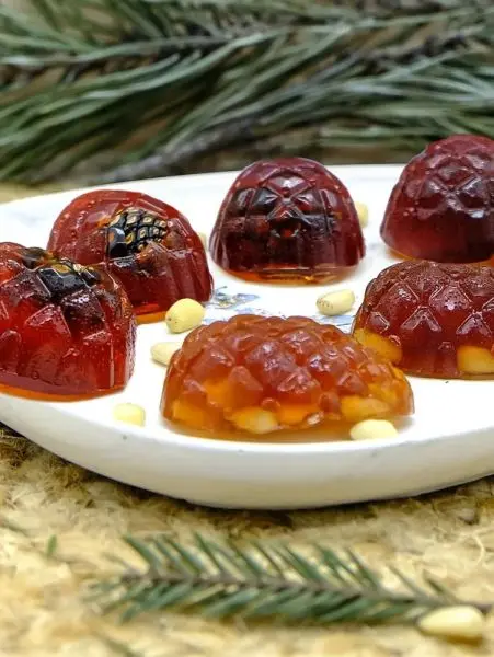 Мармелад сосновый ассорти с кедровыми орехами и с шишкой, 110 гр Мармелад сосновый ассорти с кедровыми орехами и с шишкой, 110 гр